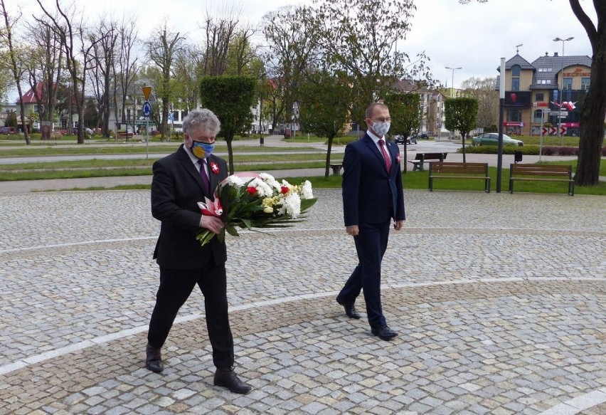 Święto Konstytucji 3 Maja. Skromna delegacja samorządowców złożyła kwiaty pod Obeliskiem Niepodległości