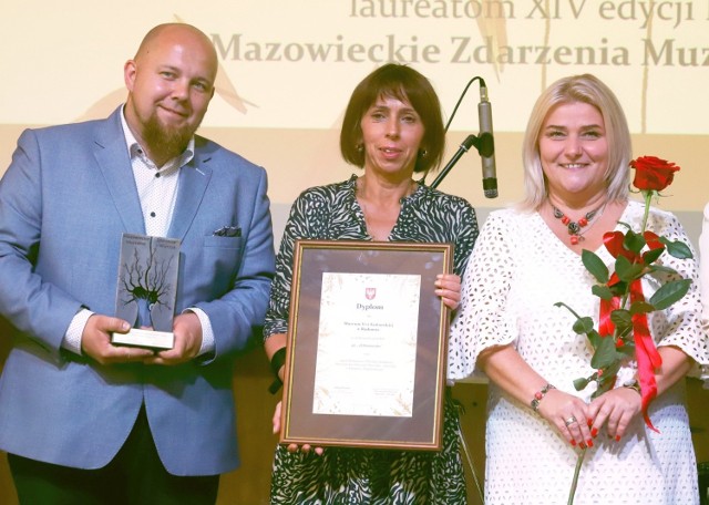 Nagrodę dla radomskiego skansenu odebrali; od lewej: Marcin Murawski, Anna Ziółek i dyrektor placówki Ilona Jaroszek.