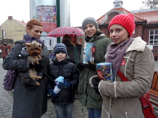 Jolanta Sambok z synem Pawłem (7,5 roku) przekazała datek wolontariuszom przy kampusie.