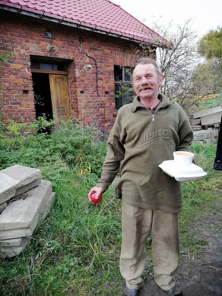 Wolontariusze dostarczają obiady seniorom w gminach Kuślin i Nowy Tomyśl