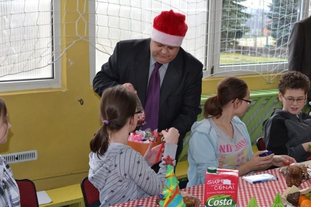 Prezent wójta Kazimierza Kwiatkowskiego powędrował do dzieci ze Świetlicy Środowiskowej przy Zespole Szkół w Gardei. Wykonali oni wspólną pracę, która zasłużyła na wyróżnienie w naszej zabawie. 
- Bardzo się cieszę, że mogę sprawić przyjemność większej grupie dzieci - mówi wójt Gardei.
W sali gimnastycznej ZS, odbyła się wspólna wigilia, zorganizowana przez wójta, w trakcie której wręczył przygotowane prezenty na ręce Waldemara Patoka, opiekuna świetlicy. W paczce znalazły się m.in. gry oraz szkolne przybory z których dzieci będą mogły korzystać w trakcie zajęć na świetlicy.