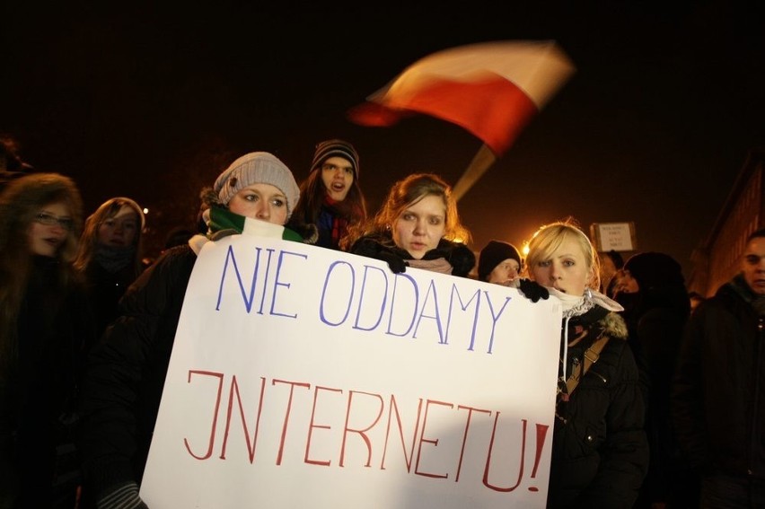 Gdańsk: Protest przed Urzędem Wojewódzkim w Gdańsku przeciwko ACTA