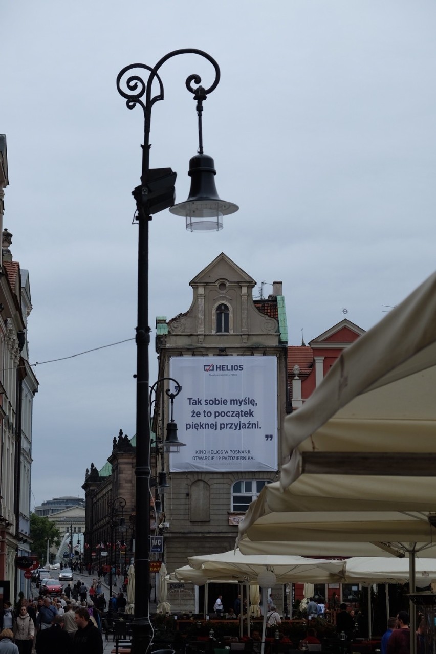 Baner zawisł na Starym Rynku. Konserwator: To samowola [ZDJĘCIA]