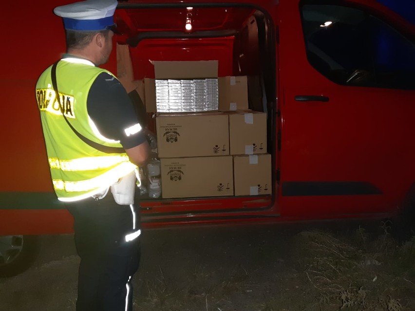 Policjanci z Radomska udaremnili przewóz 12 tys. paczek nielegalnych papierosów