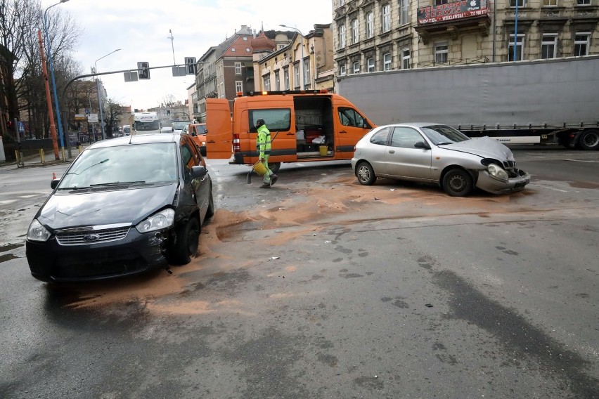 Stłuczka na ulicy Piastowskiej w Legnicy, zderzyły się dwa auta osobowe