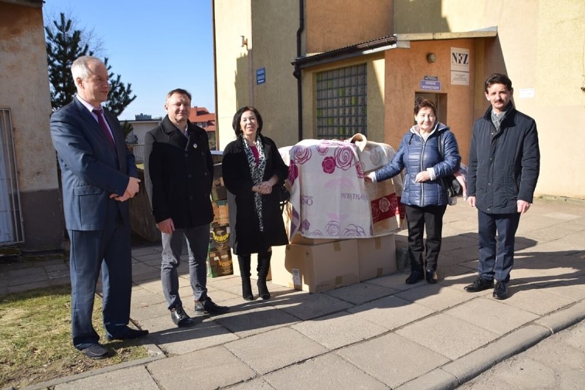 Wsparcie dla Szpitala Powiatowego w Sławnie. Władze gminy przekazały m.in. pościel i koce