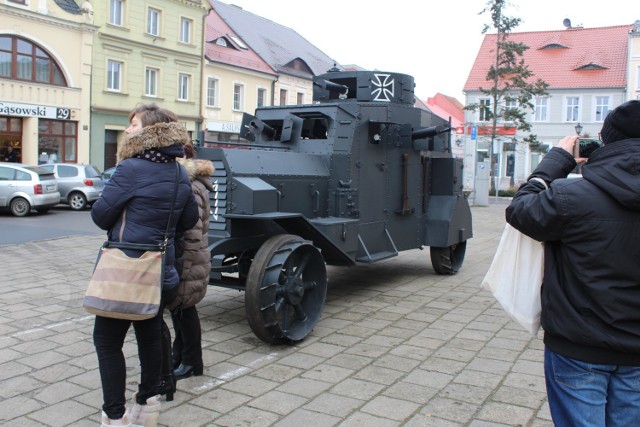 Wóz pancerny podczas festynu w Kościanie.