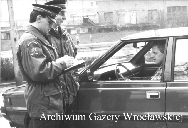 Patrol straży miejskiej przy ul. Lubelskiej w Wałbrzychu na początku lat 90.