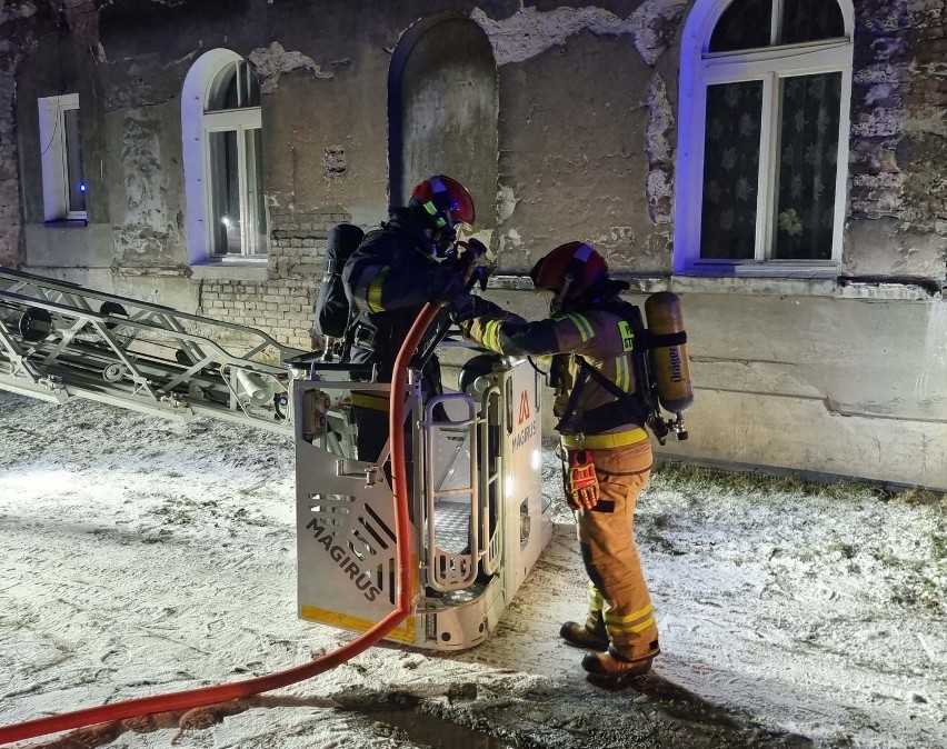 Pożar w Przemyślu. Paliło się mieszkanie w kamienicy przy ul. Smolki. Ewakuowano 15 osób [ZDJĘCIA]