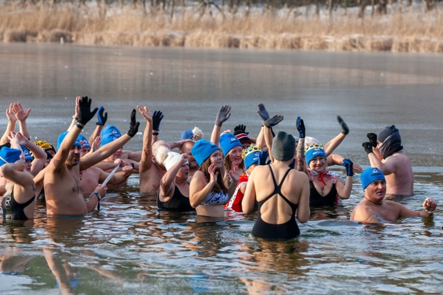 Tradycyjnie w niedzielne południe było mnóstwo radości i zabawy podczas morsowania w Jeziorze Jezuickim w Pieckach