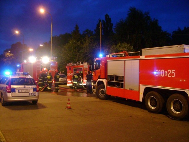 W akcji brały udział cztery wozy bojowe w tym podnośnik wysokościowy. Pożar ugaszono przed 21.