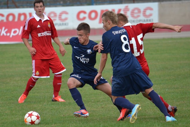 Piłkarze Unii Tarnów (w niebieskich koszulkach) wciąż narzekają na jakość płyty na Stadionie Miejskim
