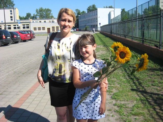 Zakończenie roku szkolnego w Nowej Soli. Weronika z Szkoły Podstawowej nr 2 otrzymała świadectwo ukończenia I klasy. Od września będzie już w drugiej, z czego cieszy się mama Julita.