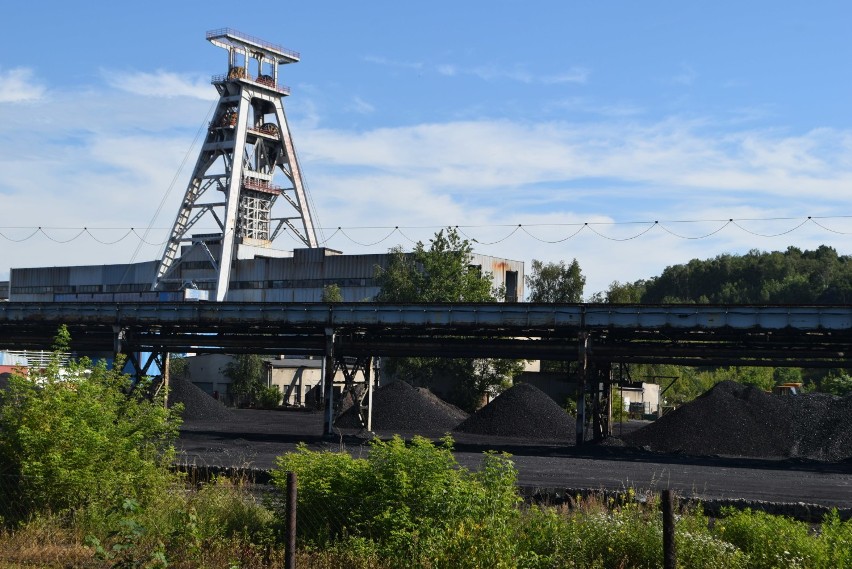 Przed kopalnią Chwałowice ustawiają się długie kolejki po...