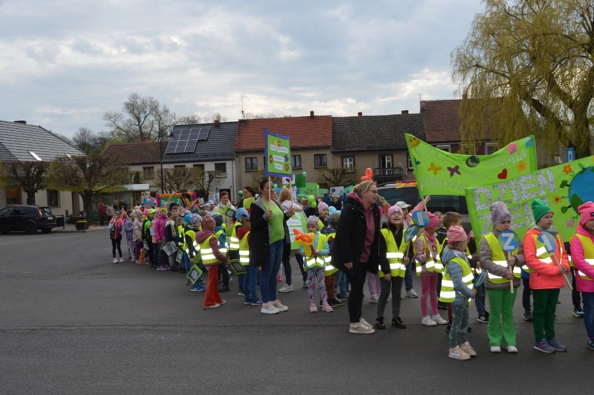 Międzynarodowy Dzień Ziemi w Wielichowie. Ekologiczny happening przeszedł ulicami miasta