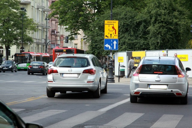 Ul. Kołłątaja. Oba auta jadą na wprost w ul. 3 Maja, ten z prawej gwałtownie hamuje, by uniknąć kolizji