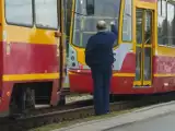 Ciężarówka na torowisku w Pabianicach. Zatrzymanie tramwajów