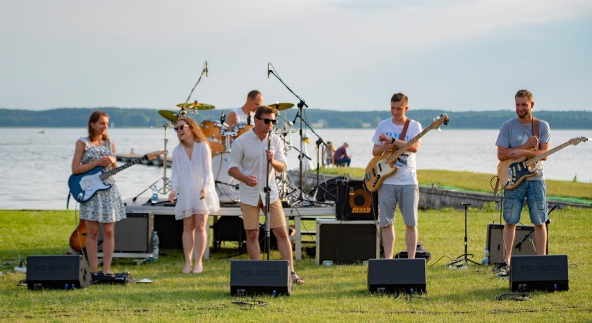 Muzyczne Łazienki - koncert na trawie, przy grzybku. Zespół Sounds Good z Opalenicy - 20.06.2021