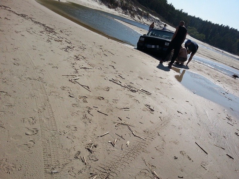 Dębki - auto tonęło na plaży