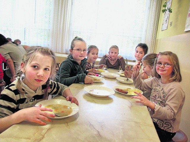 Dzieciom ze Szkoły Podstawowej nr 5 w Wadowicach obiady w stołówce bardzo smakują