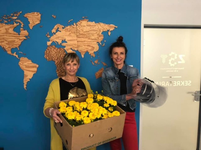Joanna Buzała (z lewej), dyrektor ZS nr 6 w Szczecinku, za przyłbice podziękowała Annie Wisłockiej-Bogdanowicz przekazując kwiaty do nasadzeń w Zespole Szkół Technicznych