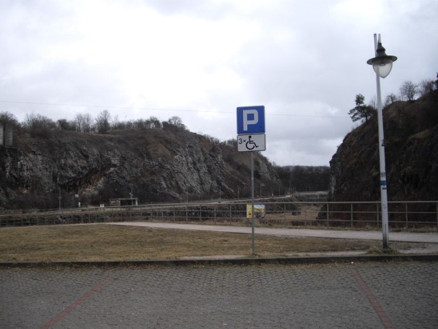 Na parkingu przy Kadzielni przy ulicy Krakowskiej w Kielcach pobierane są opłaty od osób niepełnosprawnych. Czytelnik twierdzi, że jest to bezprawne.