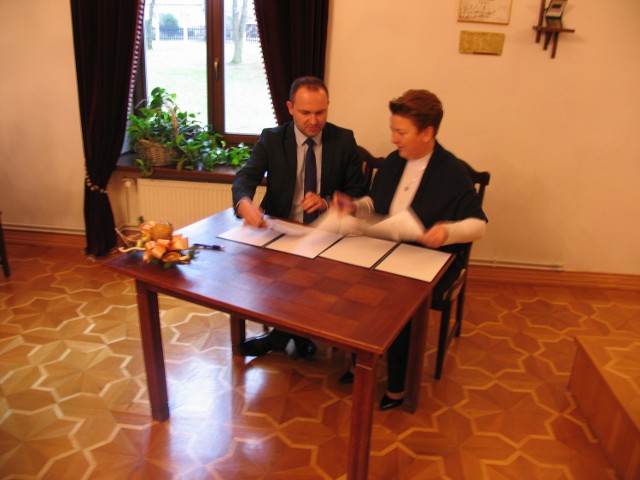 Burmistrz Poniatowej i marszałek województwa lubelskiego podpisali umowę na dofinansowanie do zakupu i instalacji kolektorów słonecznych.