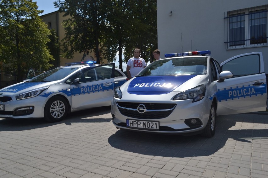 Wodzisławscy policjanci świętowali przed komendą