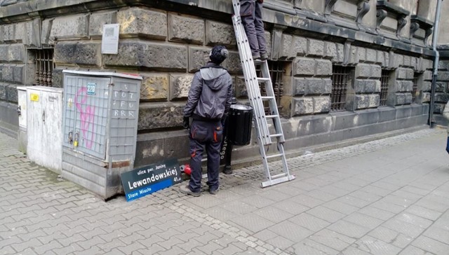 Przed kolejną rocznicą zakończenia walk o Poznań na Starym Mieście znikają tabliczki z nazwą ul. 23 Lutego