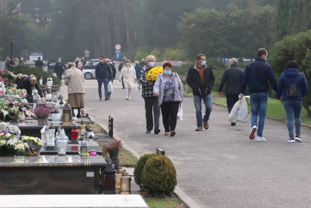 Cmentarz na Firleju. Na tydzień przed Świętem Wszystkich Świętych radomianie  porządkują groby bliskich