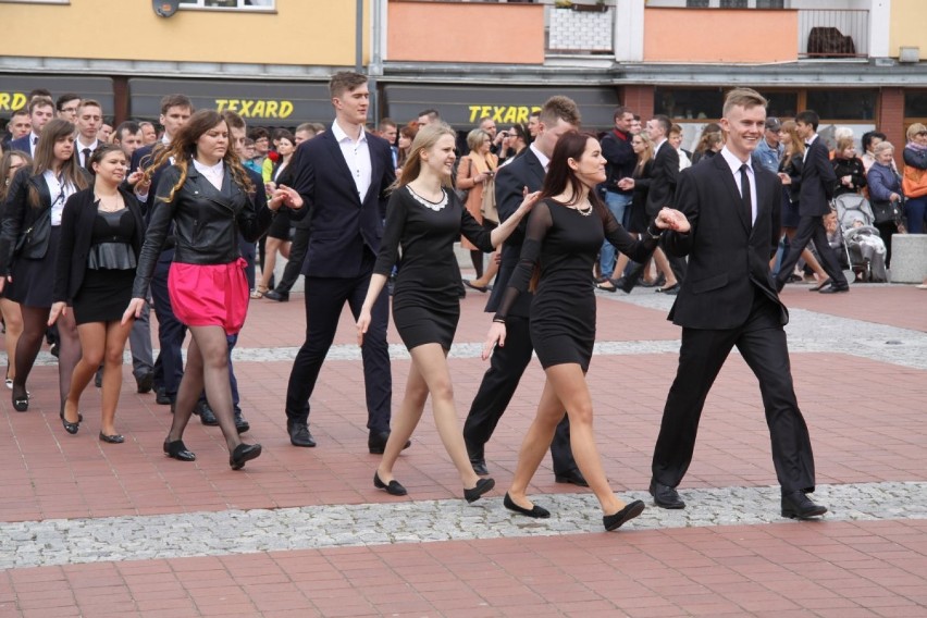 Tegoroczni maturzyści zatańczyli poloneza na bytowskim rynku [ZDJĘCIA] 