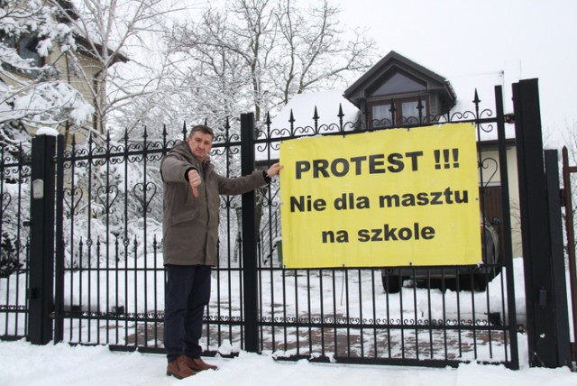 Waldemar Guz, wspólnie z pozostałymi mieszkańcami ul. Czapińskiego, protestują przeciwko budowie masztu telefonii komórkowej na V LO