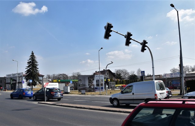 Nowy maszt wraz z wysięgnikiem został już ustawiony na skrzyżowaniu Krakowska-Warsztatowa. Zamontowana na nim sygnalizatory mają znowu działać po niedzieli