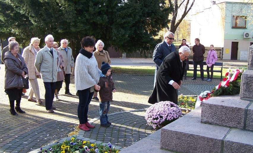 Pod pomnikiem Powstańca Śląskiego na placu Wolności w Tychach świętował Związek Górnośląski
