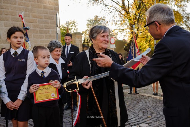 W Tarnowie obchodzono w poniedziałek (30 października) 105 rocznicę odzyskania przez miasto niepodległości. Odbyła się uroczysta, połączona sesja Rady Miejskiej w Tarnowie i Rady Powiatu Tarnowskiego. Wręczono "Szablę niepodległości"