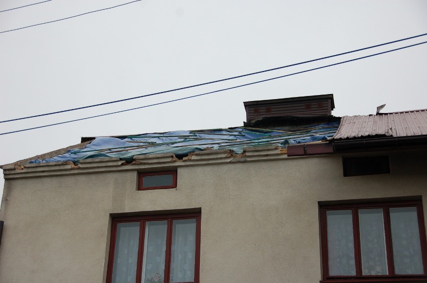 Izabela Wadas przy resztkach dachu, który wiatr zerwał z jej...
