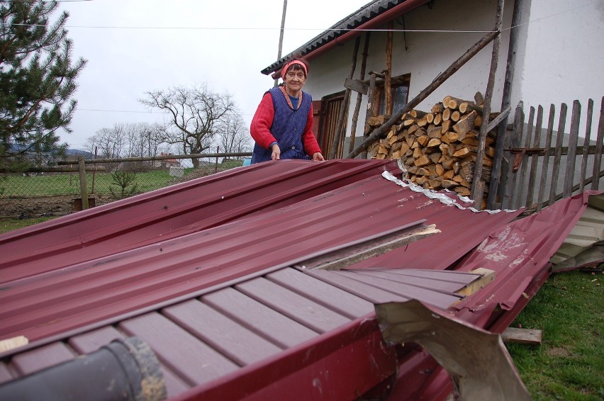 Izabela Wadas przy resztkach dachu, który wiatr zerwał z jej...