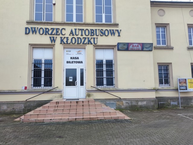 W tym budynku kupisz bilet na pociągi Kolei Dolnośląskich i Polregio