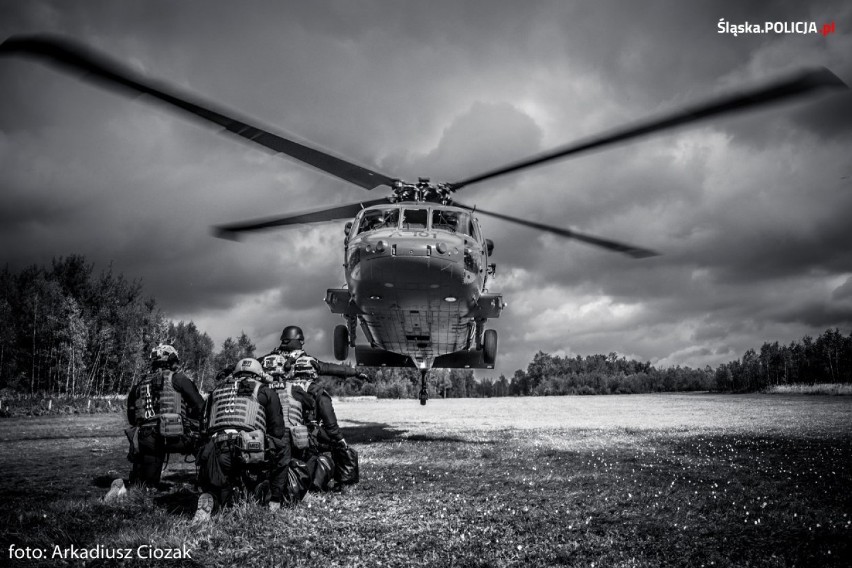 Pierwszy raz na Śląsku policyjni komandosi trenowali z wykorzystaniem śmigłowca Black Hawk [ZDJĘCIA, WIDEO]