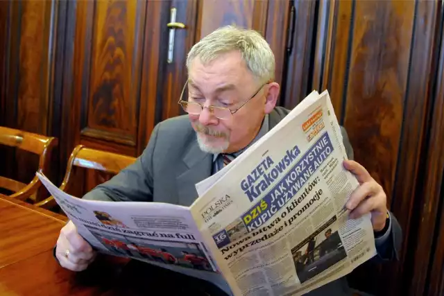 Kraków, rok 2011. Prezydent Krakowa Jacek Majchrowski czyta Gazetę Krakowską. Często się z nami nie zgadzał, ale musiał wiedzieć w jakiej kwestii.