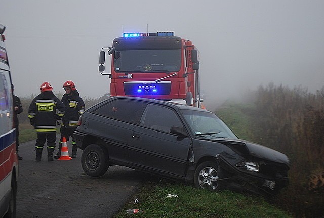 Policjanci pracują na miejscu wypadku, do którego doszło dziś, tuż po godz. 9 na drodze między Szczutkowem a Opaką w gminie Lubaczów. Prowadzenie policyjnych czynności utrudnia gęsta mgła.