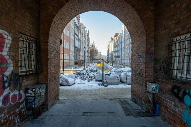 Prace na ulicy Ogarnej w Gdańsku nadal trwają. Remont, który miał zakończyć się w kwietniu tego roku, najprawdopodobniej potrwa jeszcze do kwietnia 2024.