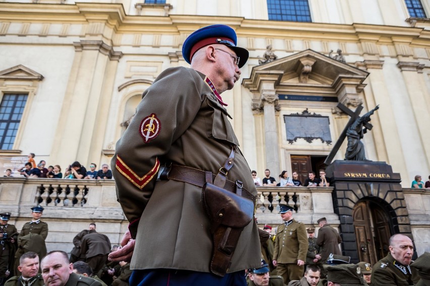 X Katyński Marsz Cieni. Milczący pochód i ponad 400...