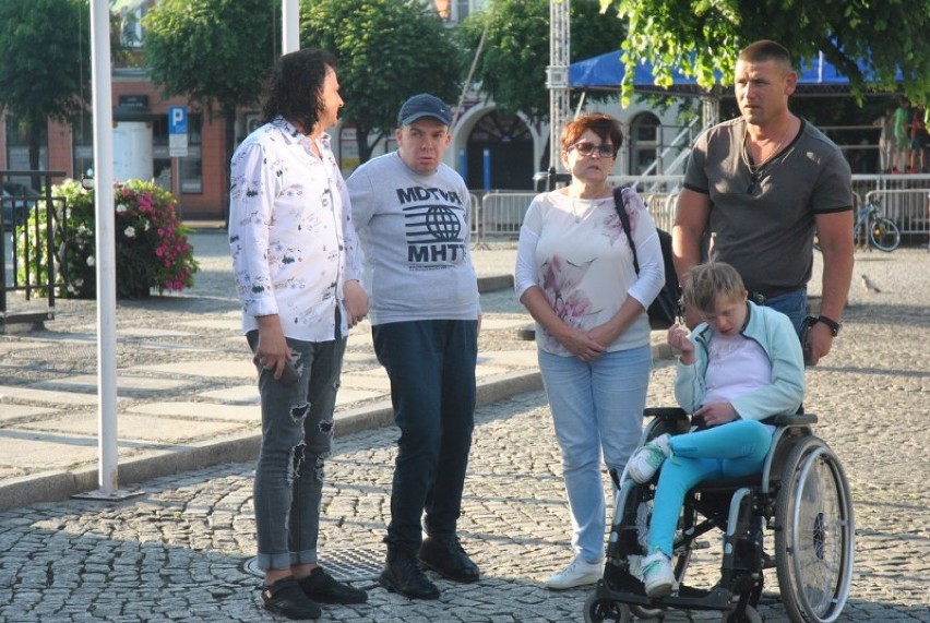 LESZNO: pikieta poparcia dla rodziców osób niepełnosprawnych odbyła się na Rynku [FOTO]