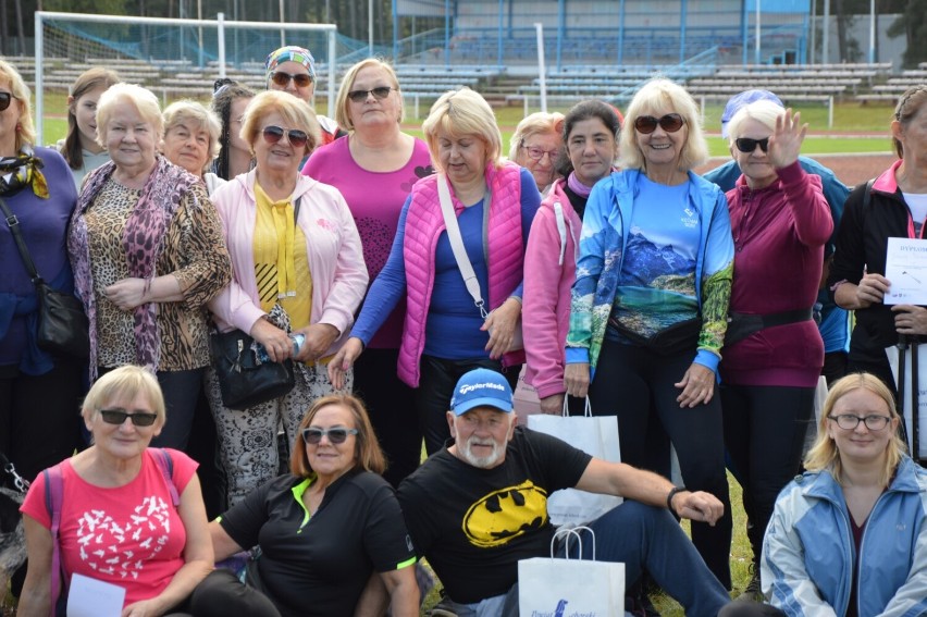 Lębork. Blisko 70 sympatyków nordic walking w V Rajdzie Seniorów Powiatu Lęborskiego