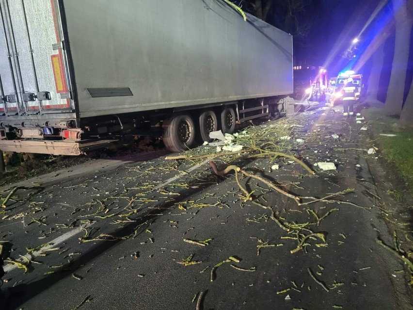 Wypadek na drodze wojewódzkiej nr 106 w okolicy Bęczna. Kierowcę z samochodu wyciągali strażacy