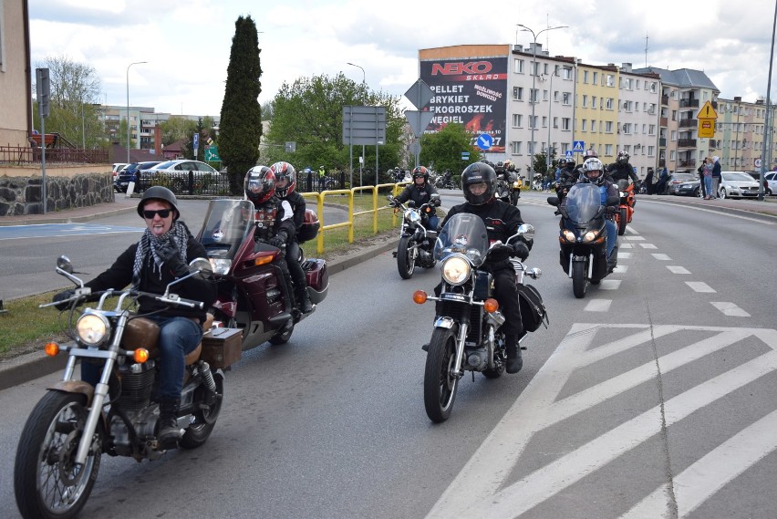 Parada motocykli ulicami Miastka. Ponad 600 maszyn przyjechało na rozpoczęcie sezonu motocyklowego (WIDEO, FOTO)