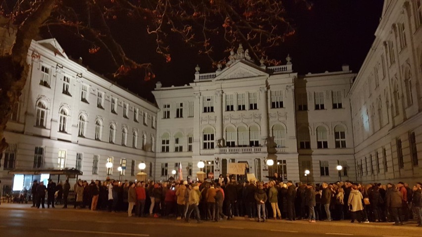 Protest w obronie sądów. Przed sądem w Piotrkowie...