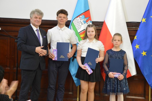 Jak podkreślił prowadzący uroczystość sekretarz miasta Marian Kurzydło, na 59 złożonych wniosków przyznanych zostało 6 nagród głównych i 25 wyróżnień dla uczniów.