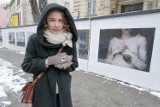 Wystawa zdjęć Laury Makabresku na placu budowy [ZDJĘCIA]